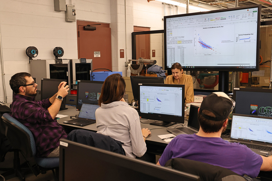 Students attend manufacturing lecture.